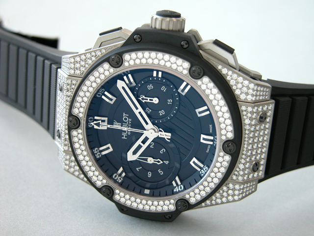 ウブロスーパーコピー キングパワー フドロワイアント 715.ZX.1127.RX.1704 ベゼル・ラグダイヤ ブラックラバー 世界限定500本 ブラック