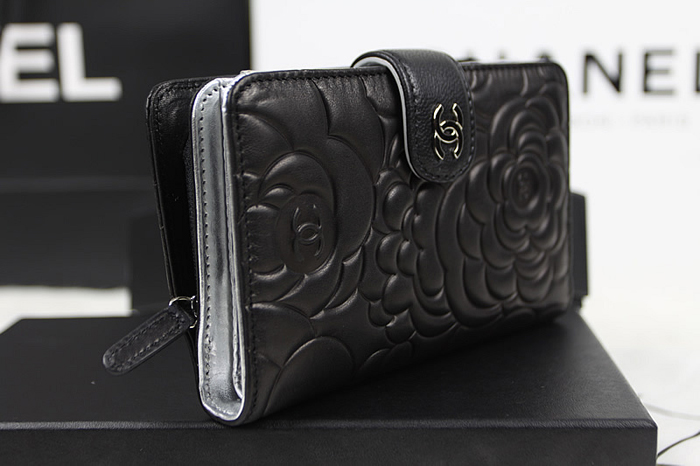 シャネルスーパーコピー 財布 二つ折り 人気 カメリア 黒 A50087