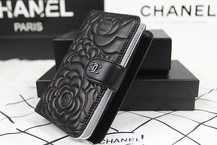 シャネルスーパーコピー 財布 二つ折り 人気 カメリア 黒 A50087