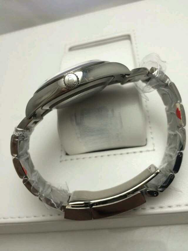 ロレックス エクスプローラー1 214270 基本仕様は本物と同じ形のROLEX です