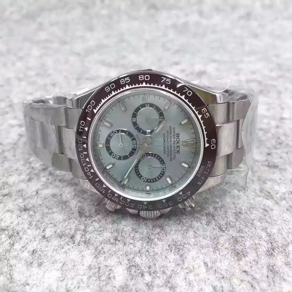 ロレックス デイトナ 116506 基本仕様は本物と同じ形のROLEX です