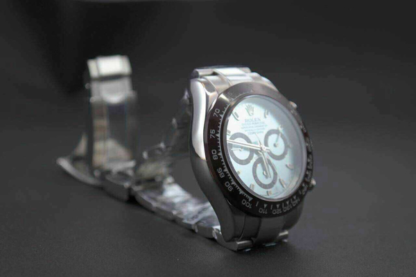 ロレックス デイトナ 116506 基本仕様は本物と同じ形のROLEX です