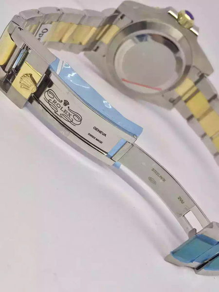 ロレックス サブマリーナ 116613LN 基本仕様は本物と同じ形のROLEX です