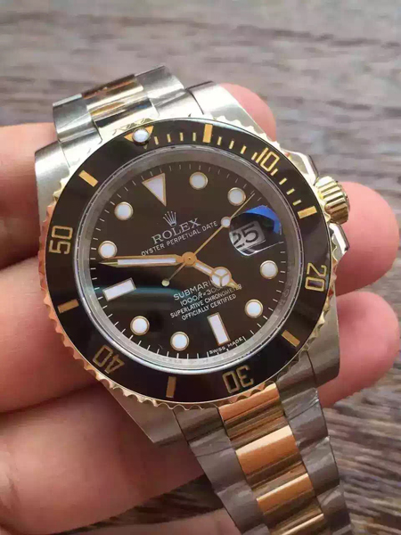 ロレックス サブマリーナ 116613LN 基本仕様は本物と同じ形のROLEX です