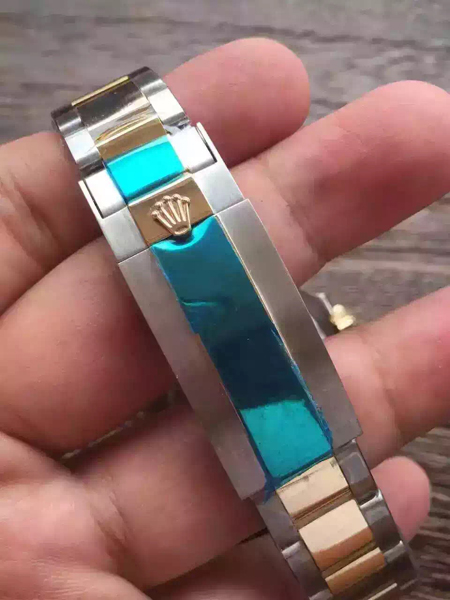ロレックス サブマリーナ 116613LN 基本仕様は本物と同じ形のROLEX です