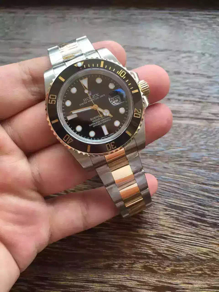 ロレックス サブマリーナ 116613LN 基本仕様は本物と同じ形のROLEX です