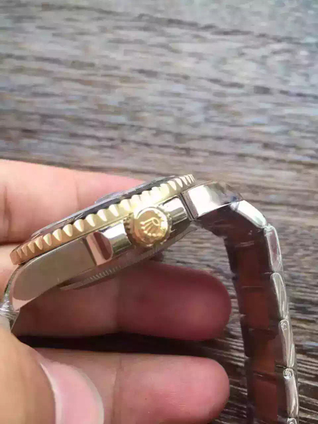 ロレックス サブマリーナ 116613LN 基本仕様は本物と同じ形のROLEX です