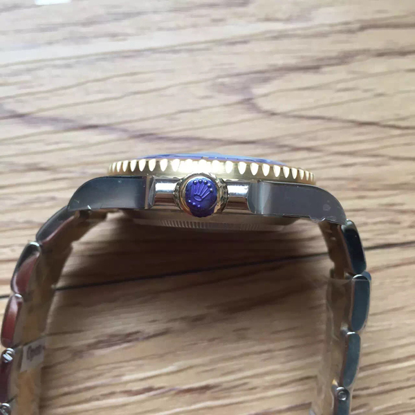 ロレックス サブマリーナ 116613LB メンズ 基本仕様は本物と同じ形のROLEX です