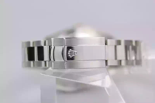 ロレックス ミルガウス グリーン 116400GV 基本仕様は本物と同じ形のROLEX です