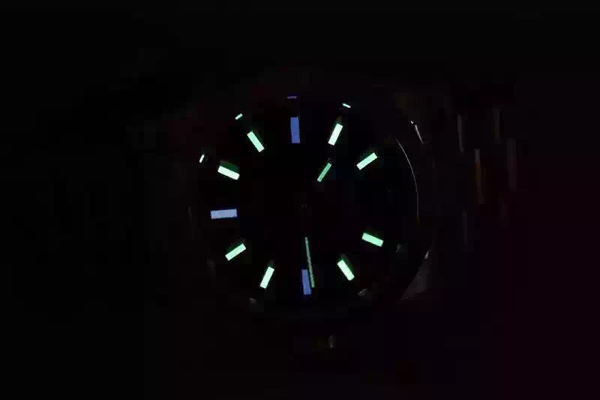 ロレックス ミルガウス グリーン 116400GV 基本仕様は本物と同じ形のROLEX です