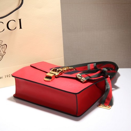 GUCCI スーパーコピー グッチ Sylvieシルヴィ スモール ショルダーバッグ 421882 CVLEG 8604