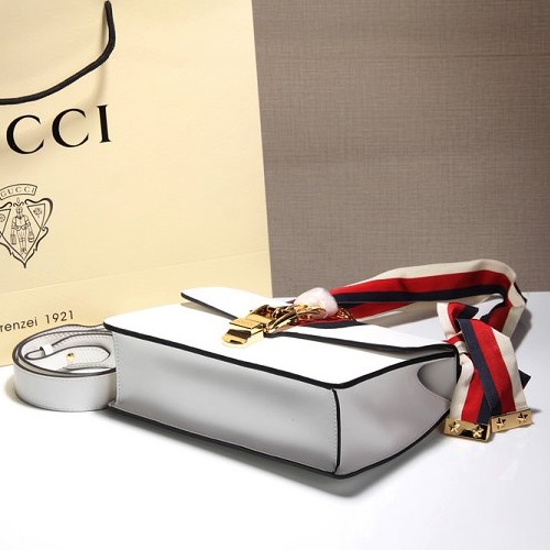 GUCCI スーパーコピー グッチ Sylvieシルヴィ スモール ショルダーバッグ 421882 CVLEG 8605