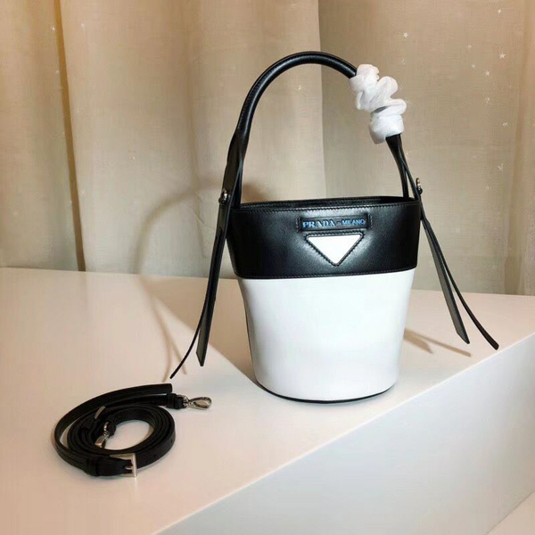 PRADA スーパーコピー ウーヴェルチュール レザーバケットバッグ1BE015_2AIX_F0964_V_OWH
