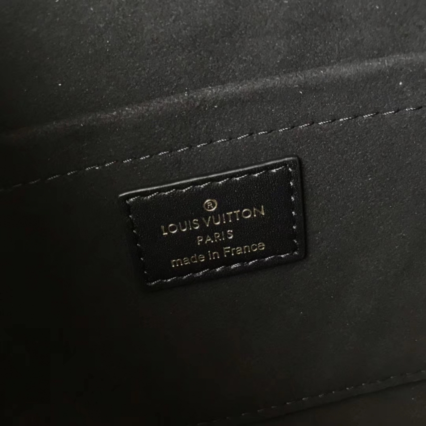 Louis Vuitton スーパーコピー  ルイヴィトン 新作 ニューウェーブショルダーカメラバッグ M53682