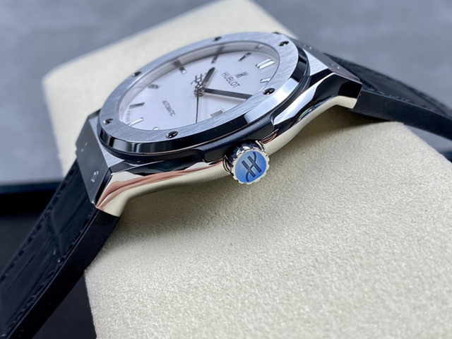 【HB工場出品】ウブロ スーパーコピー HUBLOT クラシックフュージョン チタニウム 542.NX.2611.LR ホワイト 42mm