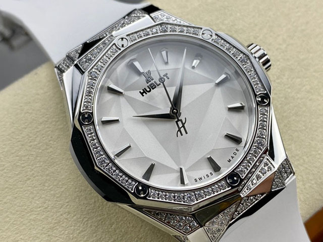 【HB工場出品】ウブロ スーパーコピー HUBLOT クラシック フュージョン オーリンスキー 550.NS.2200.RW.1804.ORL20 ホワイト 40MM 