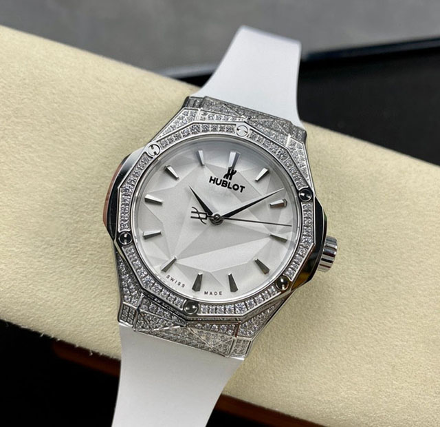 【HB工場出品】ウブロ スーパーコピー HUBLOT クラシック フュージョン オーリンスキー 550.NS.2200.RW.1604.ORL20 ホワイト 40MM 