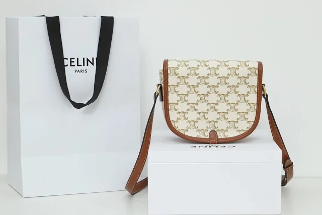 【CELINE】セリーヌ スーパーコピー トリオンフ キャンバス ミディアム フォルコ バッグ ホワイト（191502BZJ.01BC）