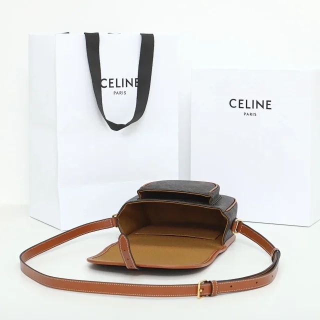 【CELINE】セリーヌ スーパーコピー トリオンフ キャンバス ミディアム フォルコ バッグ タン（191502BZJ.04LU）