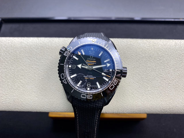 【OMEGA 】オメガ スーパーコピー シーマスター プラネットオーシャン マスタークロノメーターGMT ディープブラック 215.92.46.22.01.001【VS工場出品】