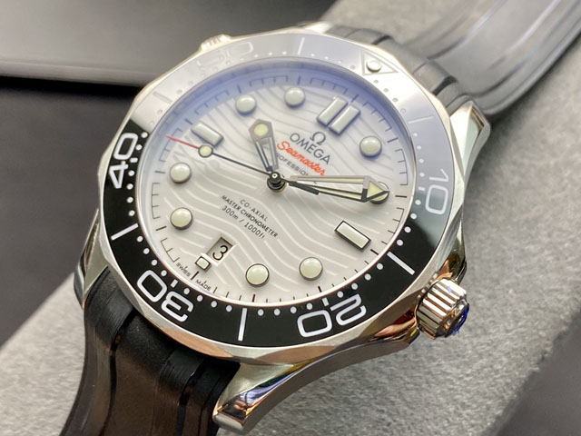 【OMEGA 】オメガ スーパーコピー シーマスター ダイバー300M コーアクシャル マスタークロノメーター 210.32.42.20.04.001【VS工場出品】