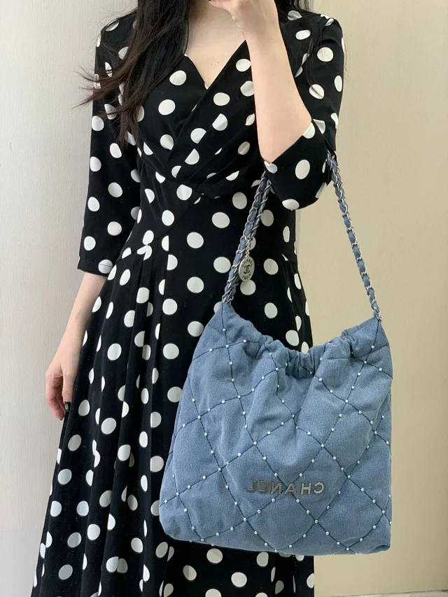 【CHANEL】シャネル スーパーコピー 24ss スモール トートバッグ デニムブルー（AS3260 B16649 NY101）