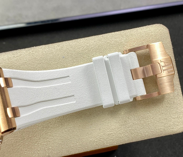 【AUDEMARS PIGUET】オーデマ・ピゲ スーパーコピー ロイヤルオーク オフショアクロノ ホワイトパンダプレート 44MM 26408OR.OO.A010CA.01【APF工場出品】