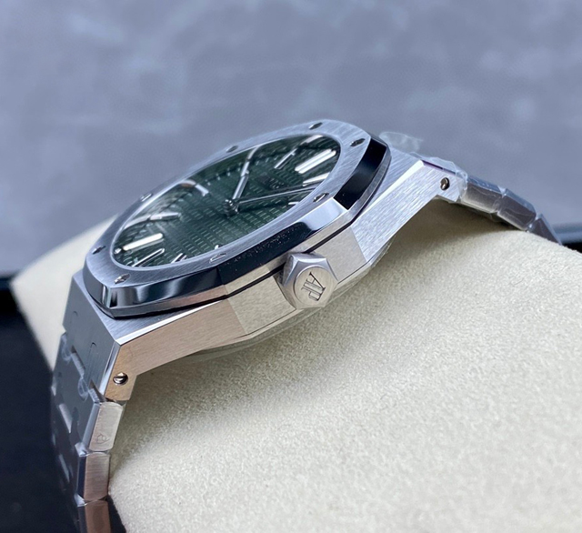 【AUDEMARS PIGUET】オーデマ・ピゲ スーパーコピー ロイヤル オーク オートマティック “50周年記念” グリーン  41MM 15510ST.OO.1320ST.04【ZF工場出品】