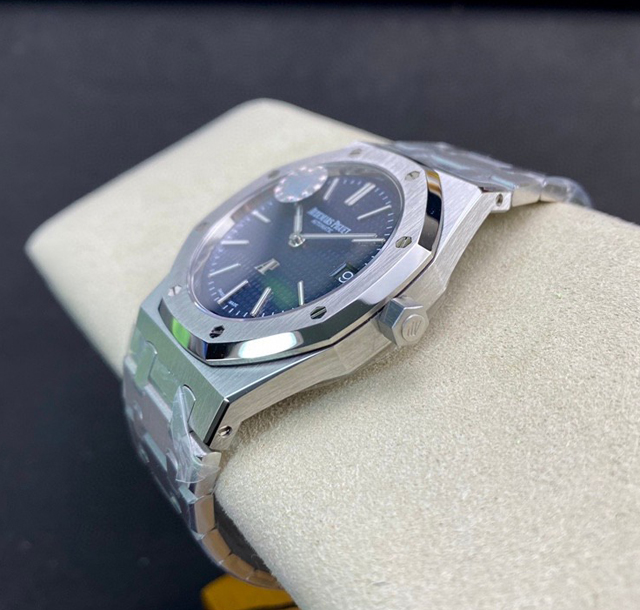 【AUDEMARS PIGUET】オーデマ・ピゲ スーパーコピー ロイヤルオーク エクストラフラット 40周年記念モデル ネイビーブルー 39mm  15202ST.OO.1240ST.01【ZF工場出品】