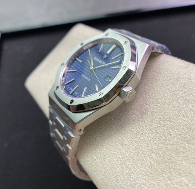 【AUDEMARS PIGUET】オーデマ・ピゲ スーパーコピー ロイヤルオーク ネイビーブルー 41MM 15400ST.OO.1220ST.03【ZF工場出品】