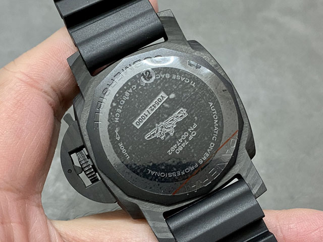 【OFFICINE PANERAI】パネライ スーパーコピー ルミノール サブマーシブル カーボテック PAM02231 42mm【VS工場出品】