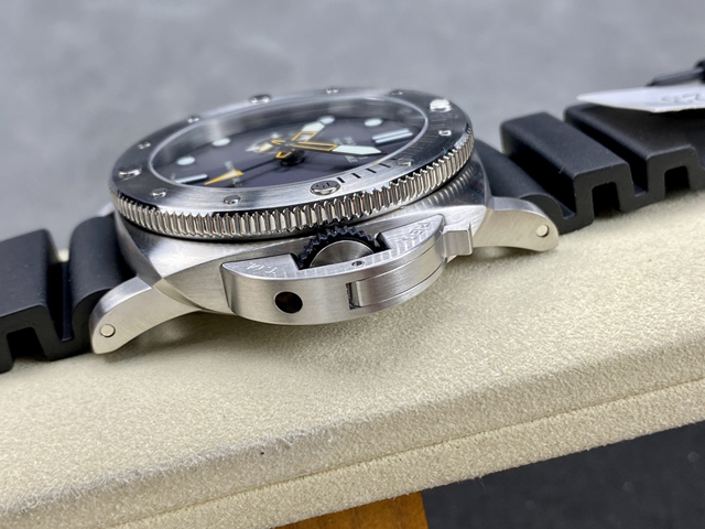【OFFICINE PANERAI】パネライ スーパーコピー ルミノール サブマーシブル GMT ネイビーシールズ PAM01323 44mm【VS工場出品】