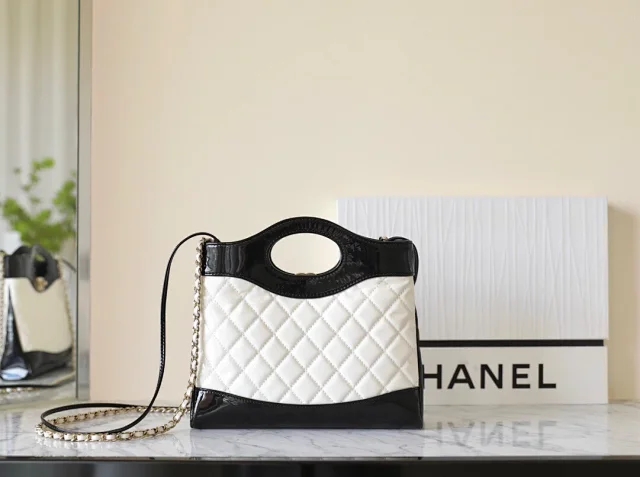 【CHANEL】シャネル スーパーコピー 23ss 31 ミニ ショッピング バッグ パテント カーフスキン（AS4133 B12958 NP931）