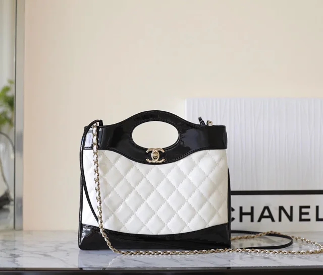 【CHANEL】シャネル スーパーコピー 23ss 31 ミニ ショッピング バッグ パテント カーフスキン（AS4133 B12958 NP931）