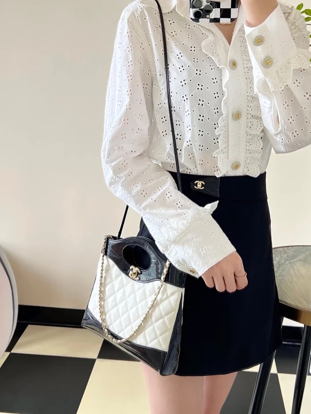 【CHANEL】シャネル スーパーコピー 23ss 31 ミニ ショッピング バッグ パテント カーフスキン（AS4133 B12958 NP931）