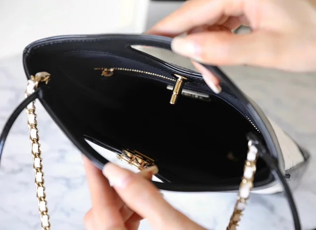 【CHANEL】シャネル スーパーコピー 23ss 31 ミニ ショッピング バッグ パテント カーフスキン（AS4133 B12958 NP931）