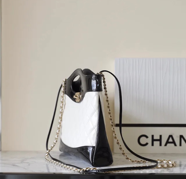 【CHANEL】シャネル スーパーコピー 23ss 31 ミニ ショッピング バッグ パテント カーフスキン（AS4133 B12958 NP931）