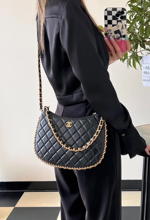 【CHANEL】シャネル スーパーコピー 23s 新作 ラージ ホーボー バッグ (AS4368 B13699 94305)