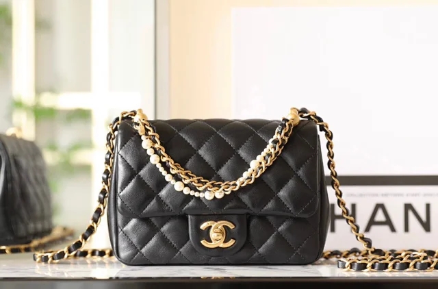 【CHANEL】シャネル スーパーコピー パールチェーン ミニ フラップ バッグ ブラック（AS4385 B15773 94305）