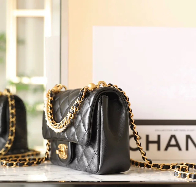 【CHANEL】シャネル スーパーコピー パールチェーン ミニ フラップ バッグ ブラック（AS4385 B15773 94305）