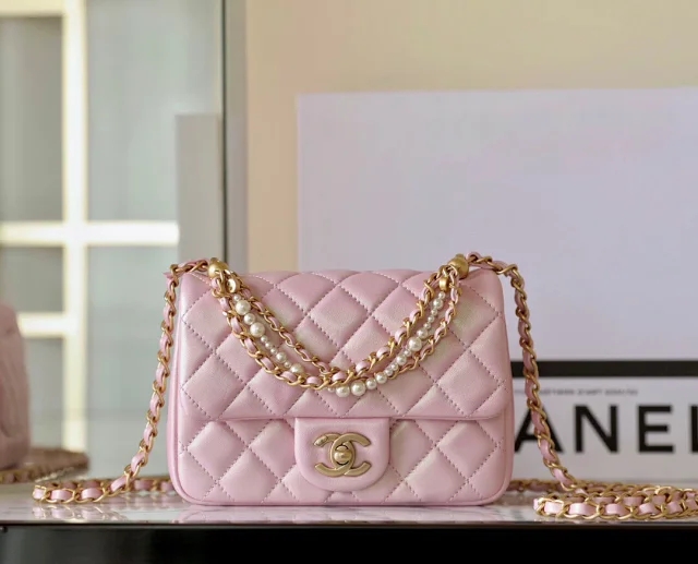 【CHANEL】シャネル スーパーコピー パールチェーン ミニ フラップ バッグ ピンク（AS4385 B15773）