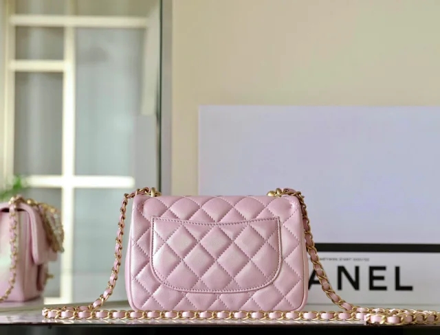 【CHANEL】シャネル スーパーコピー パールチェーン ミニ フラップ バッグ ピンク（AS4385 B15773）