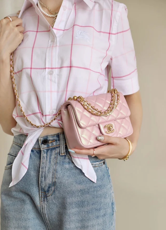 【CHANEL】シャネル スーパーコピー パールチェーン ミニ フラップ バッグ ピンク（AS4385 B15773）