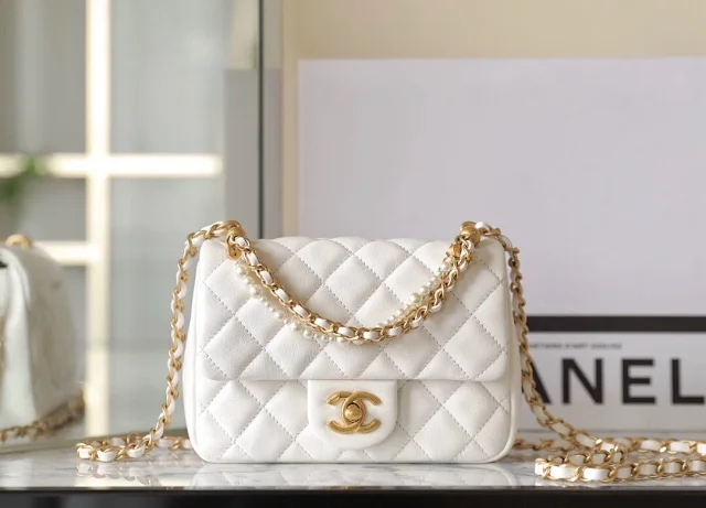【CHANEL】シャネル スーパーコピー パールチェーン ミニ フラップ バッグ ホワイト（AS4385）