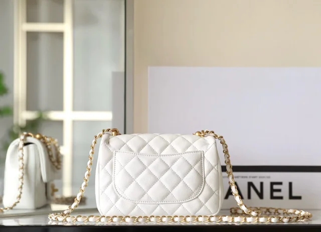 【CHANEL】シャネル スーパーコピー パールチェーン ミニ フラップ バッグ ホワイト（AS4385）