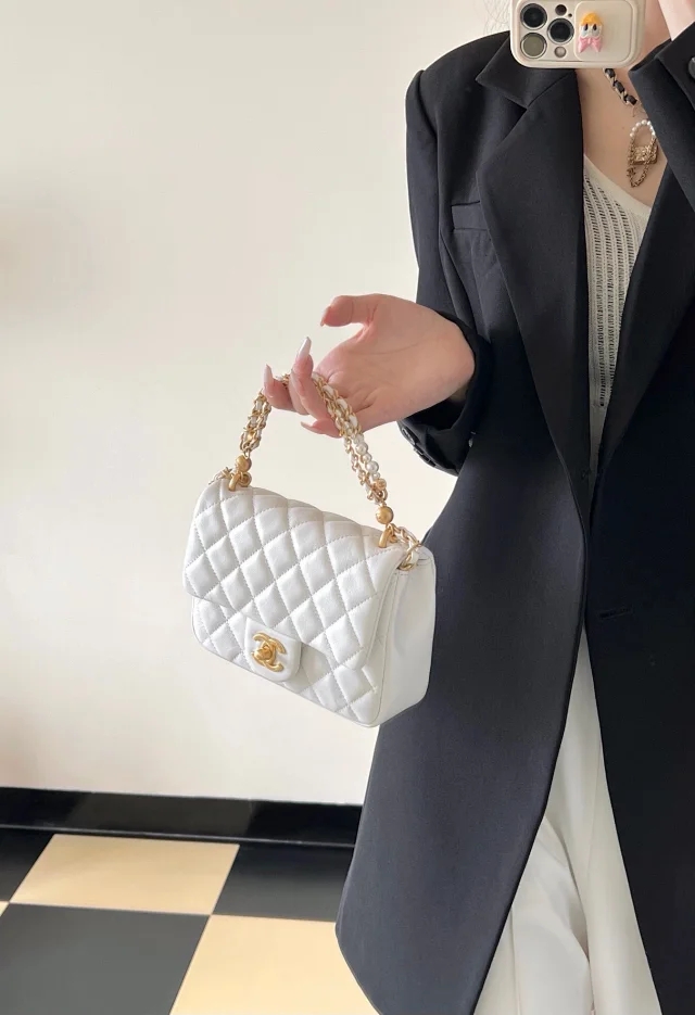 【CHANEL】シャネル スーパーコピー パールチェーン ミニ フラップ バッグ ホワイト（AS4385）
