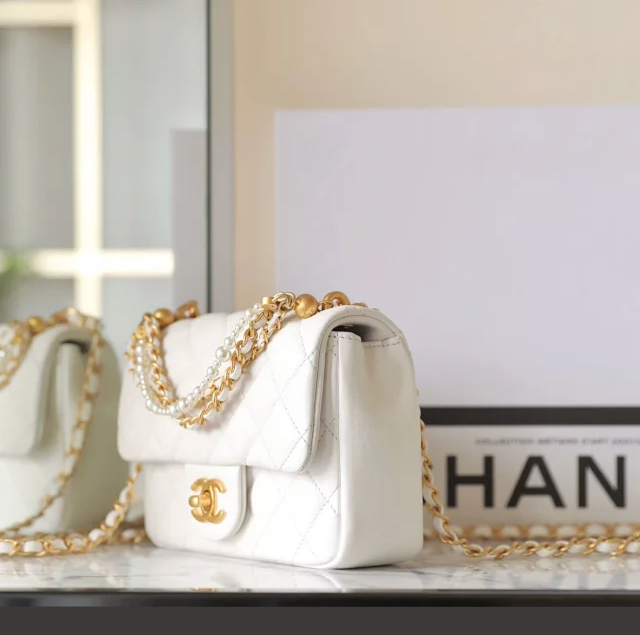 【CHANEL】シャネル スーパーコピー パールチェーン ミニ フラップ バッグ ホワイト（AS4385）