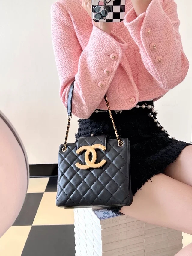 【CHANEL】シャネル スーパーコピー ビッグロゴ ショッピングバッグ チェーンバッグ ブラック（AS4596 B15010 94305）