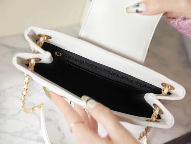  【CHANEL】シャネル スーパーコピー ビッグロゴ ショッピングバッグ チェーンバッグ ホワイト（AS4596 B15010 10601）