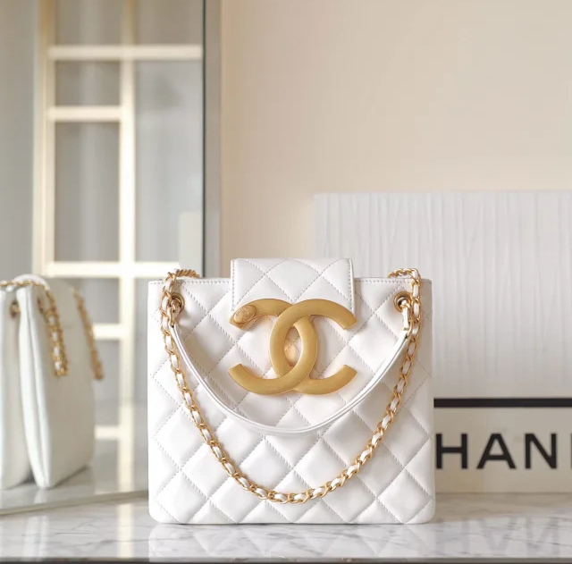  【CHANEL】シャネル スーパーコピー ビッグロゴ ショッピングバッグ チェーンバッグ ホワイト（AS4596 B15010 10601）